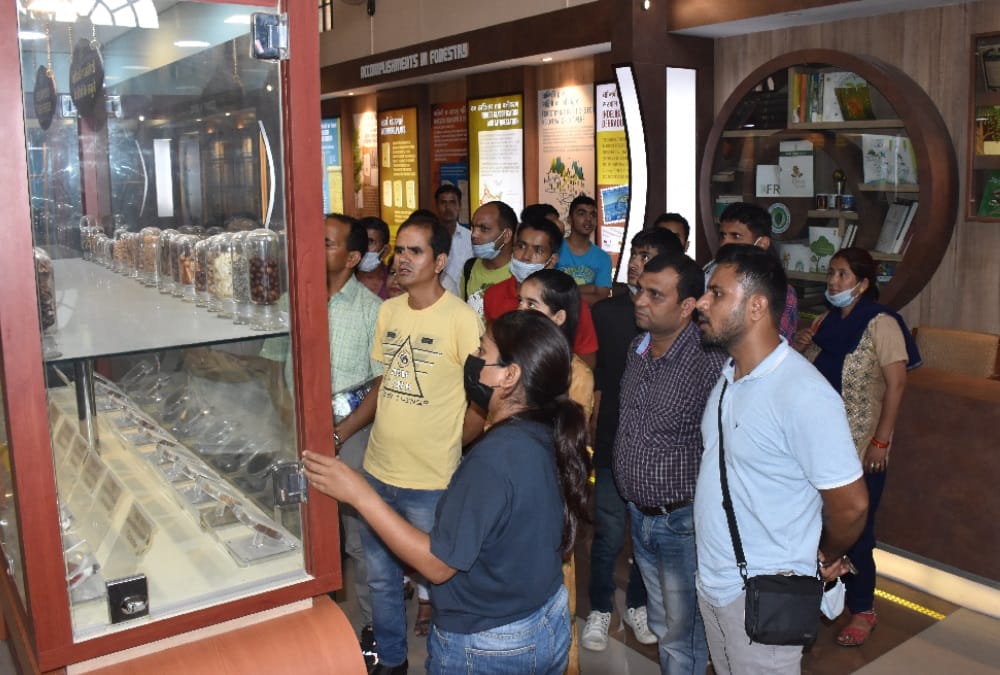 Amar ujala medhavi chhatra samman 2022: topper students visit FRIAnd Vidhansabha
