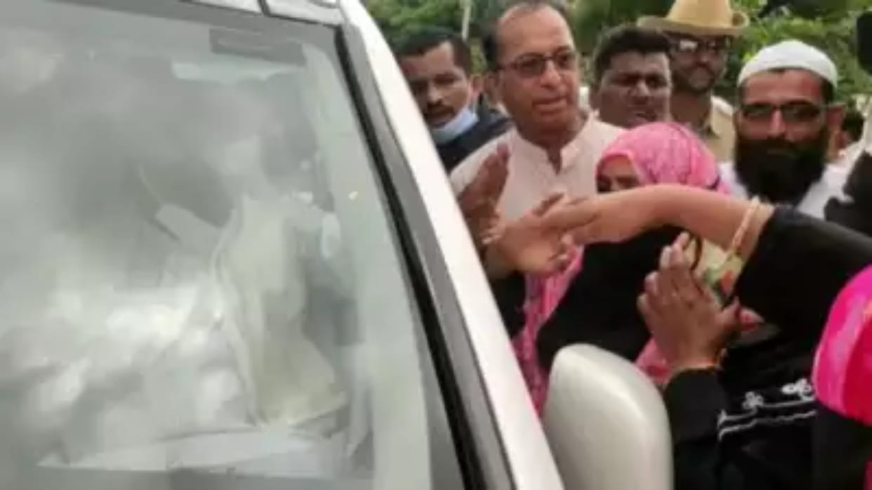 Kin of riot victim throws compensation money on Siddaramaiah's convoy seeks justice