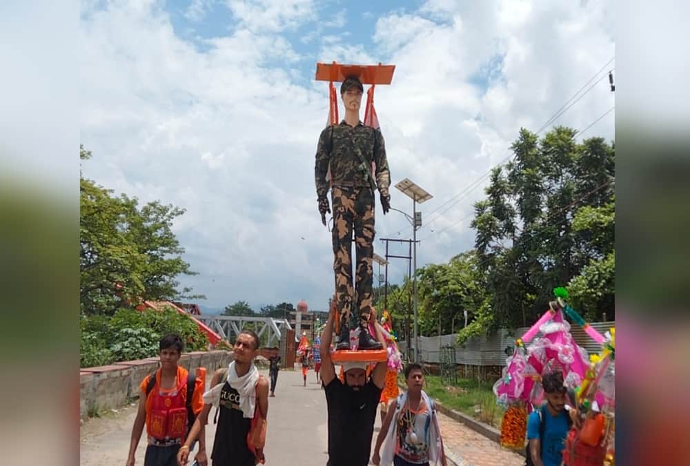 Kanwar Yatra 2022: Noida Youth took Soldier statue in his kanwar photos