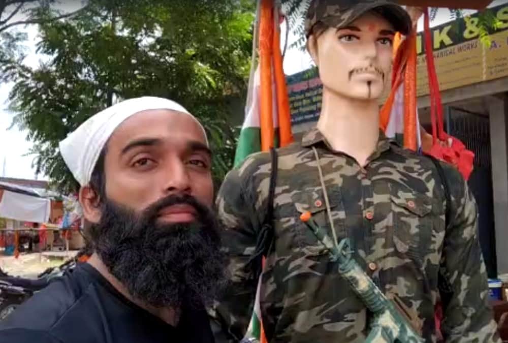 Kanwar Yatra 2022: Noida Youth took Soldier statue in his kanwar photos