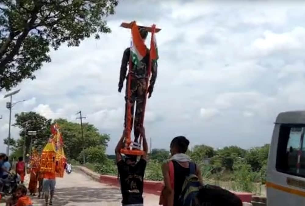 Kanwar Yatra 2022: Noida Youth took Soldier statue in his kanwar photos