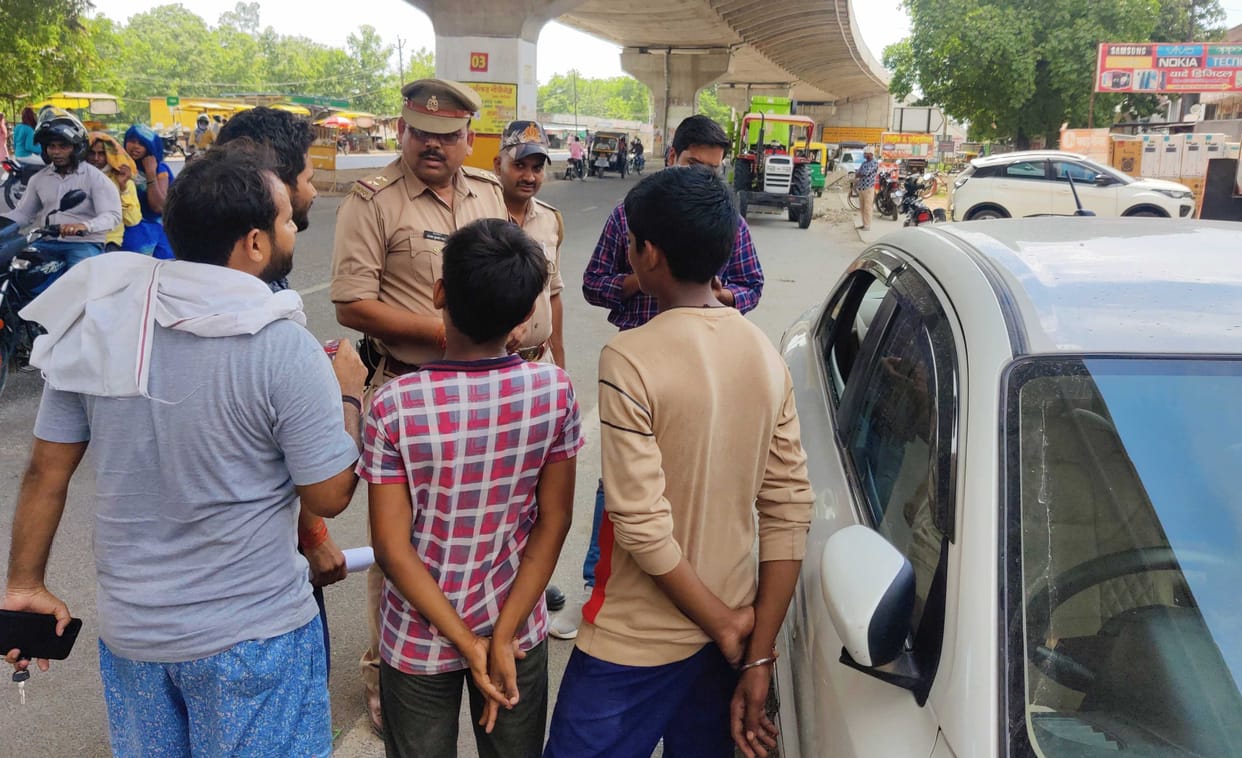 The miscreants blew cash by breaking the glass of the car