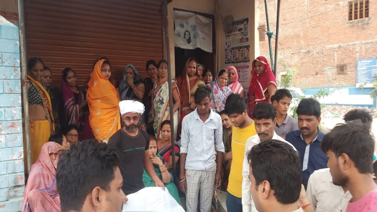 Kaushambi: Medical store operator dies after being hit by current