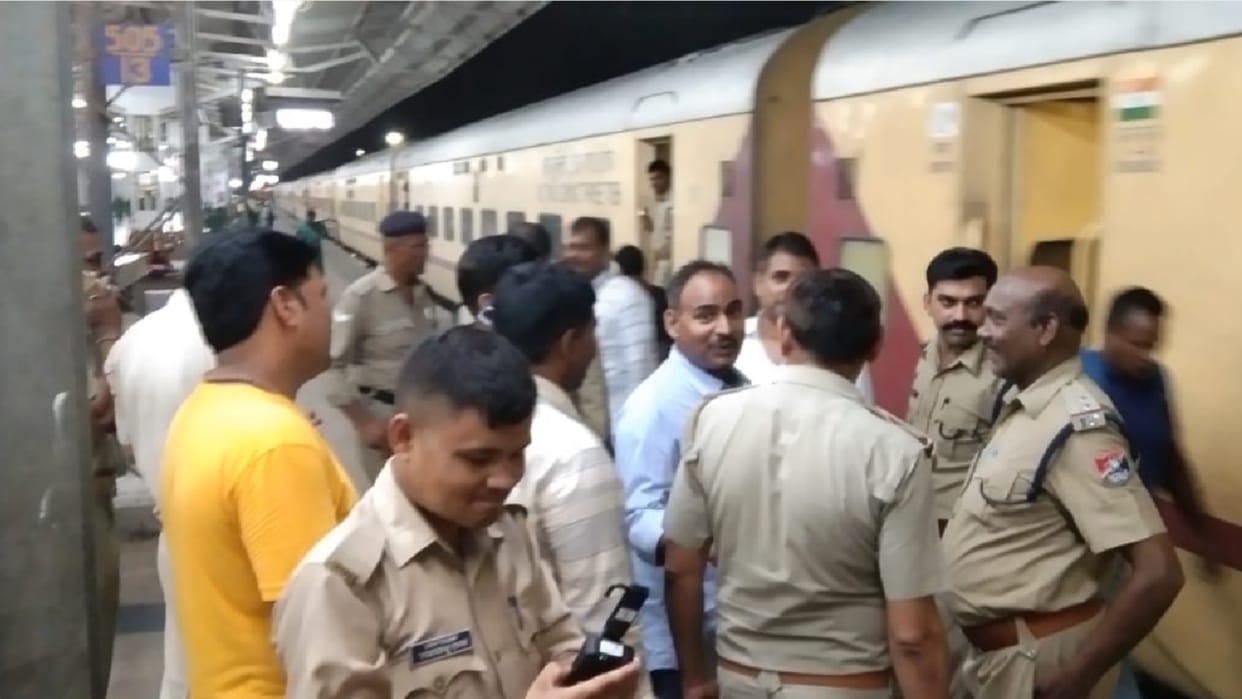 AC malfunction in Shaheed Express commotion of passengers