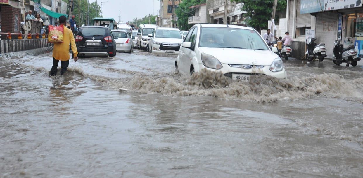 Waterlogging in the city due to heavy rain for one hour, pumpsets had to be installed to drain the water, there was jam everywhere, people remained upset