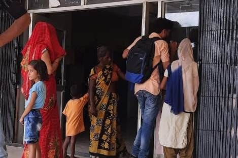Hathras: Shortage of doctors in Mursan CHC, patients upset