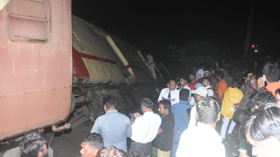 Madhya Pradesh: Indore-Udaipur Express slips back from Ratlam station as soon as the engine is removed, the last coach overturns after going half a kilometer