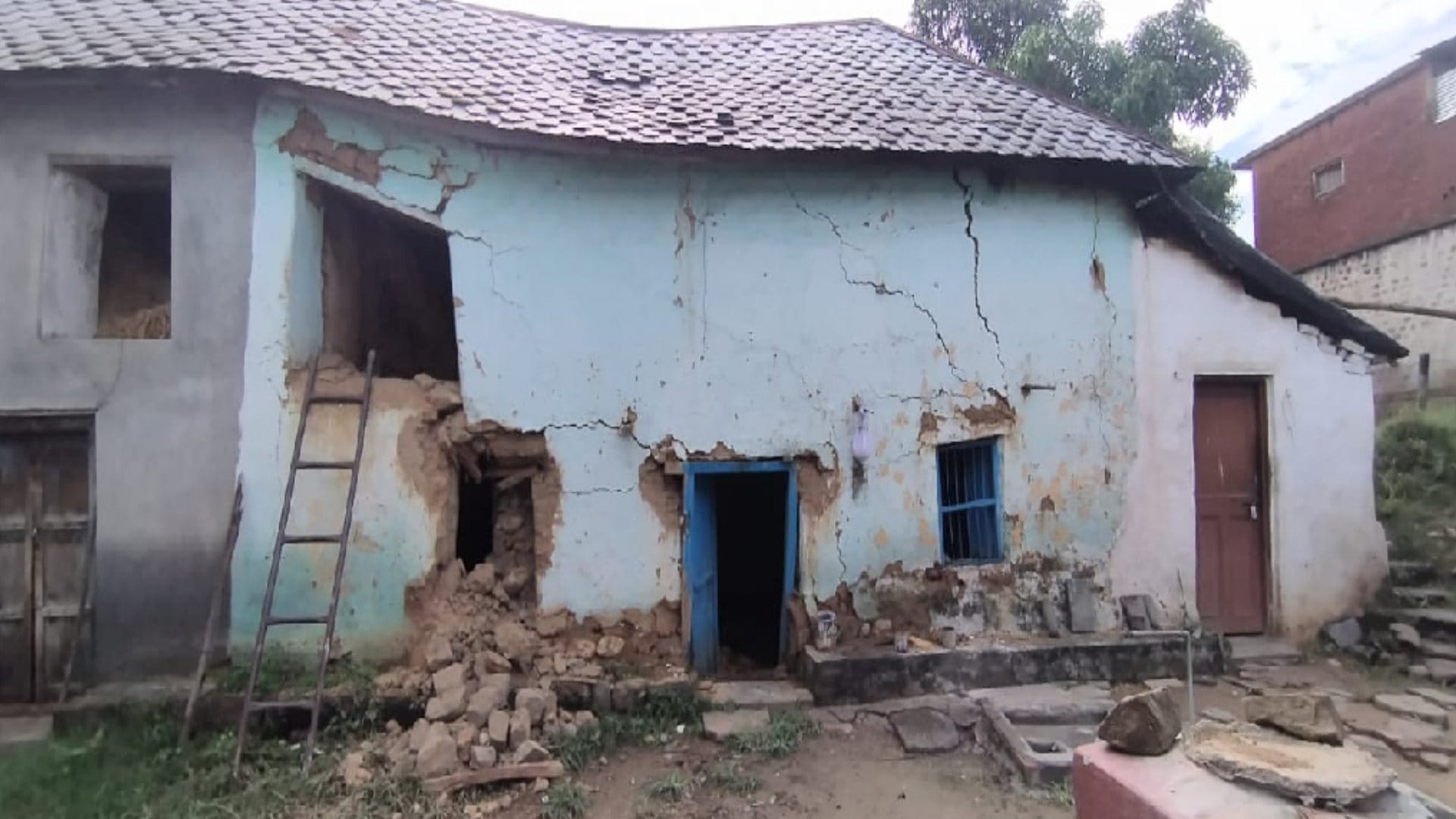 Himachal Weather Update, Waterlogging in Atal Tunnel due to heavy rains, nine houses and seven cowsheds damaged in the state, 27 roads stalled