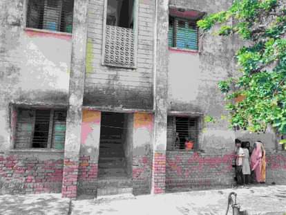 इसी जर्जर भवन में सीएमओ को रहते मिले लोग। संवाद