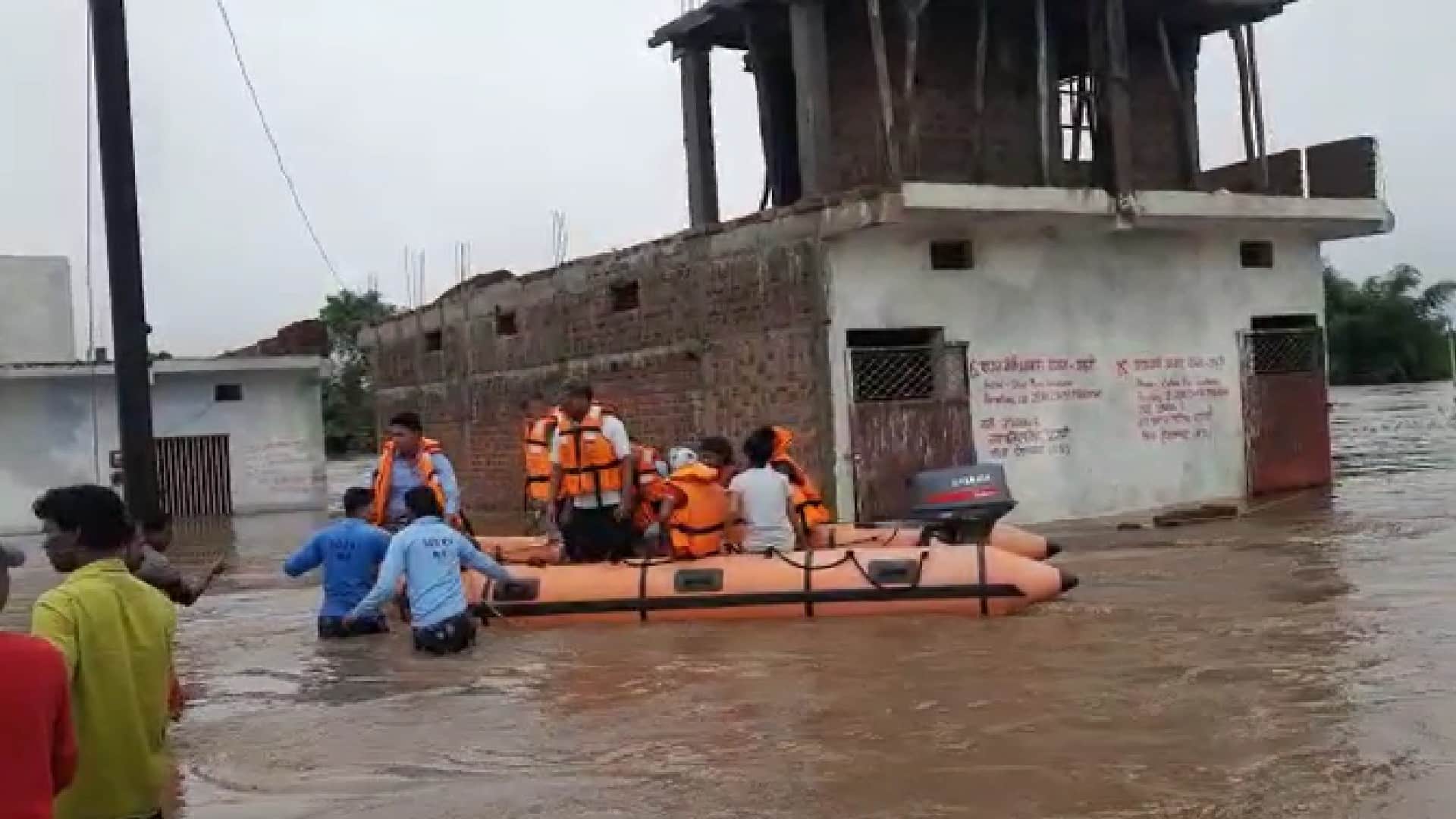 Rivers in spate due to heavy rains in Madhya Pradesh, water filled from road to railway track, mp weather update in hindi