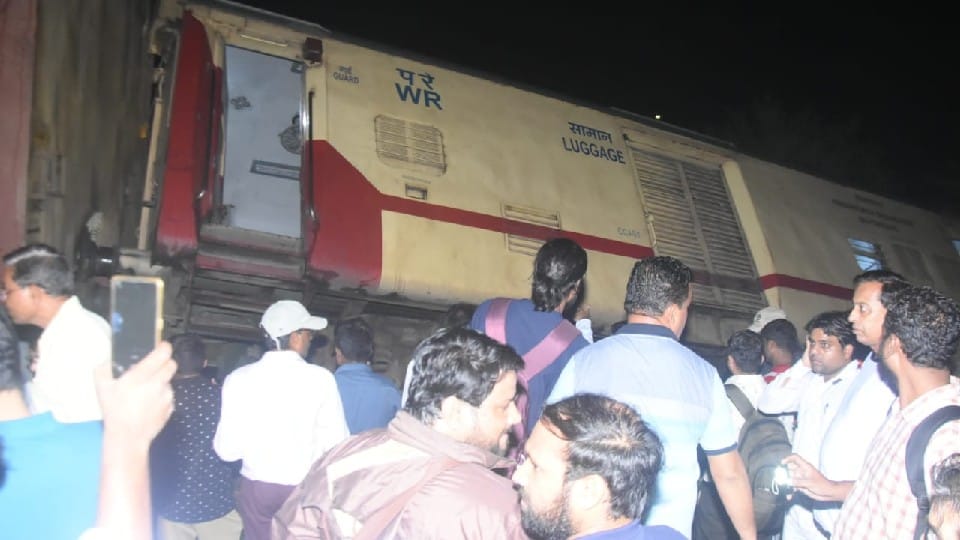 Madhya Pradesh: Indore-Udaipur Express slips back from Ratlam station as soon as the engine is removed, the last coach overturns after going half a kilometer