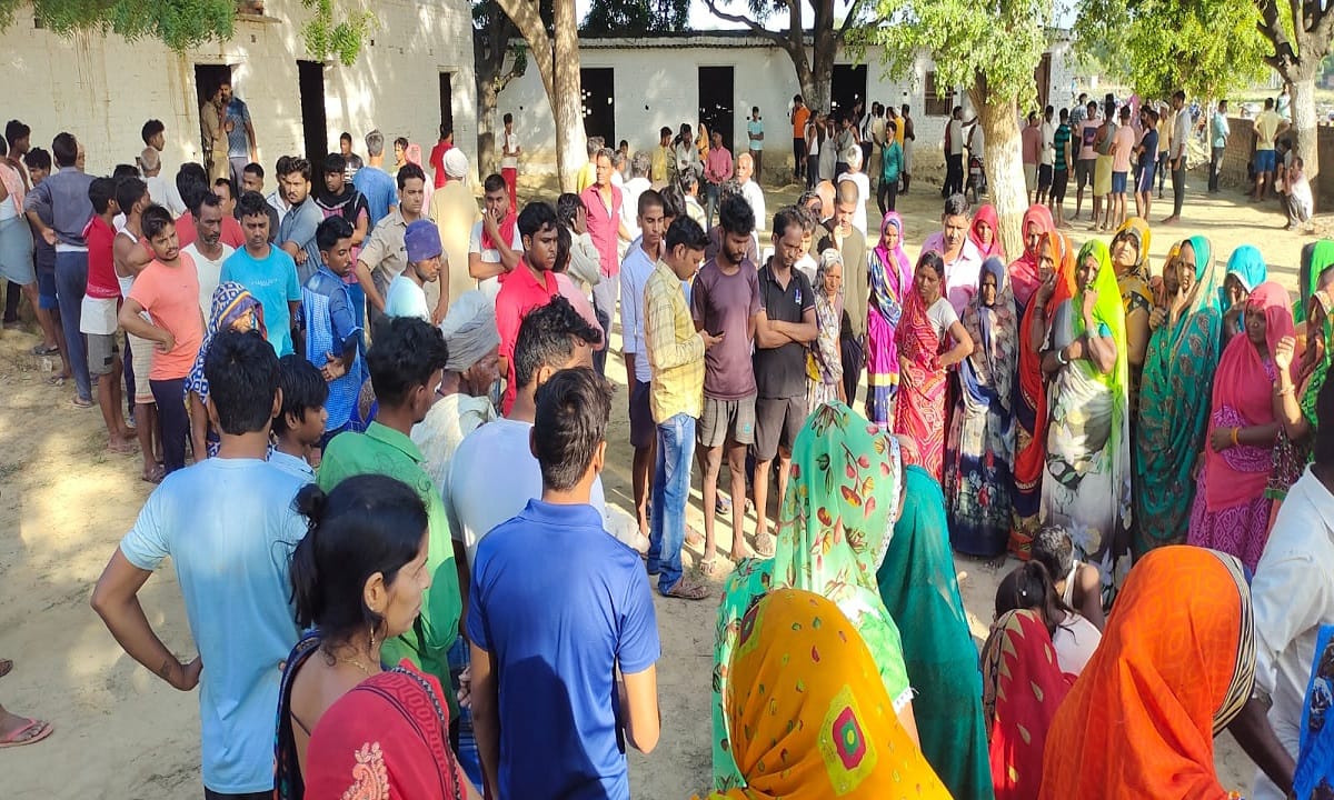 Dead body of  young man found hanging in school class room in jaunpur police found lady slippers from spot