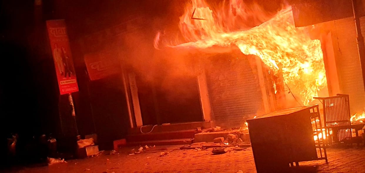 Fire broke out in two shops in Auraiya, goods worth nine lakhs burnt down, firefighters found control in two hours