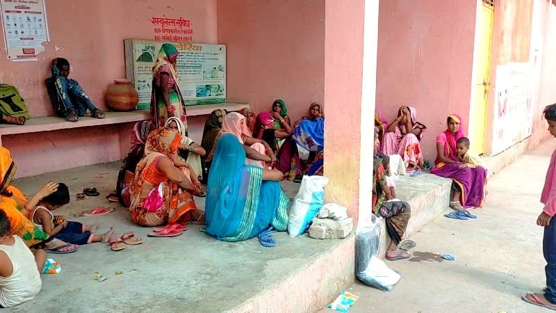 Hamirpur Bike mounted on youths sitting on the roadside, one dead, the other serious