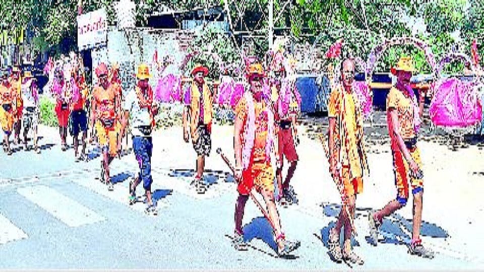 Kanwar Yatra 2022  devoties worship at temple during first day of sawan