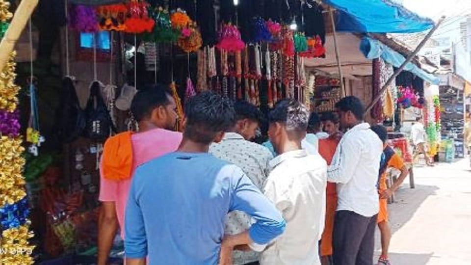 Kanwar Yatra 2022  devoties worship at temple during first day of sawan