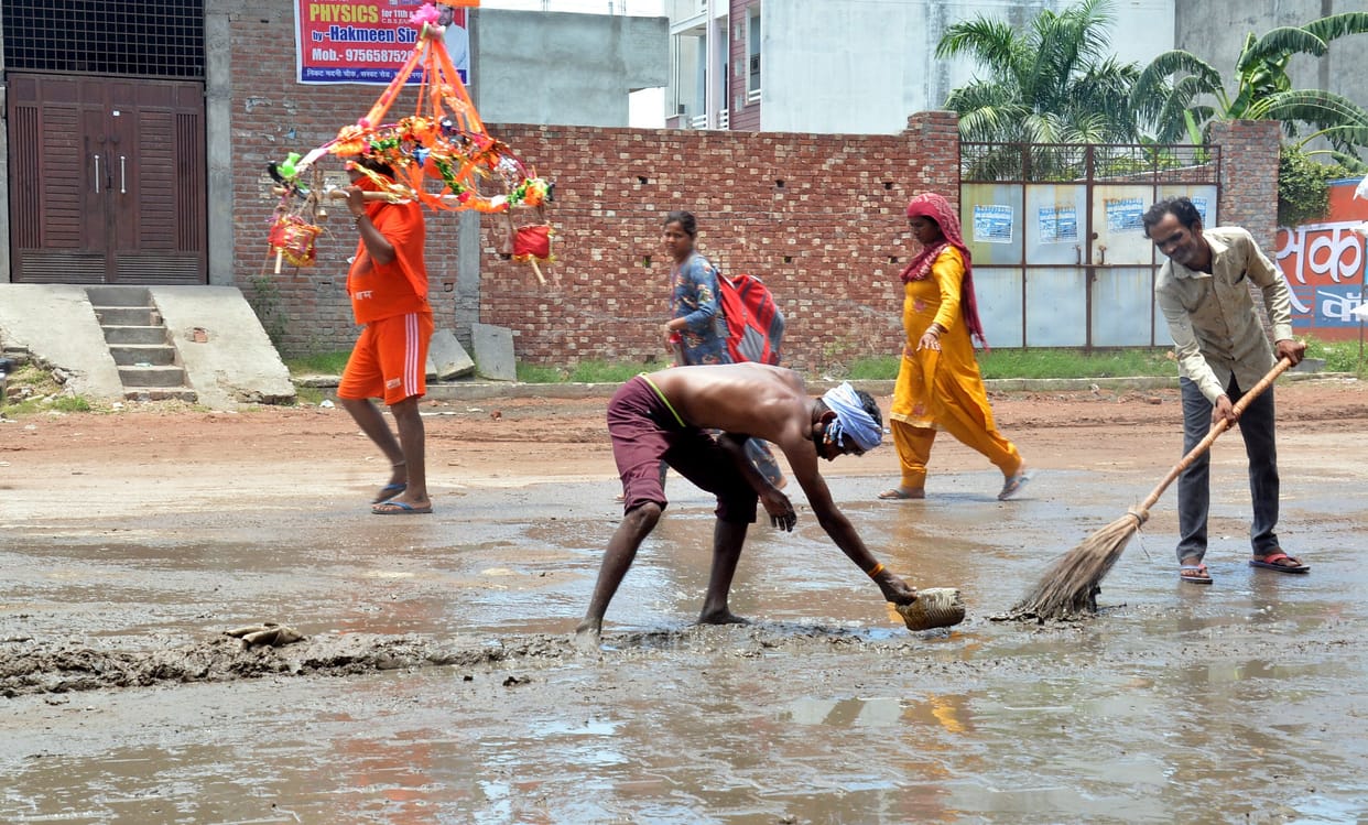 Water filled on the Kanwar road, the devotees of the innocent are facing problems