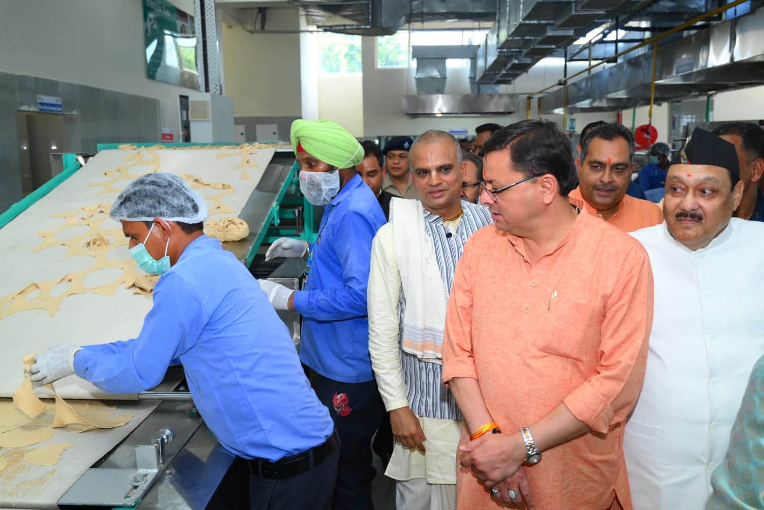 Dehradun news: CM Pushkar singh dhami ate Food with students during centralized mid day meal kitchen inauguration photos