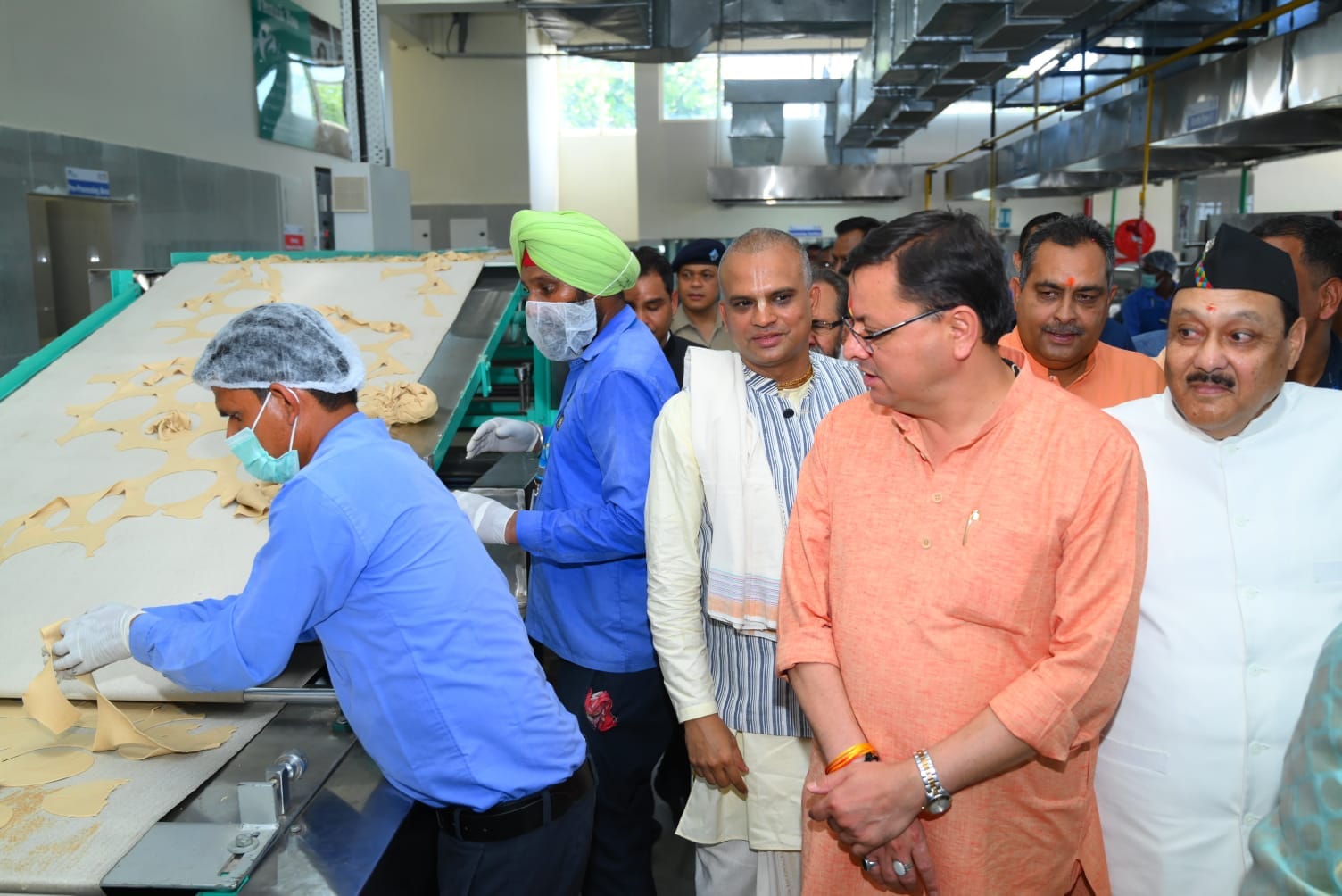 Dehradun news: CM Pushkar singh dhami ate Food with students during centralized mid day meal kitchen inauguration photos