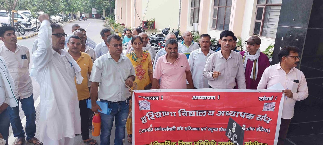 Teachers demonstrated against merging of Chirag scheme and schools
