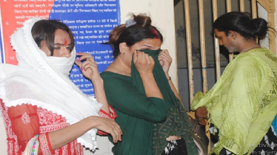 Transgender assaulted in Mahakaushal Express train GRP police caught three transgender in agra