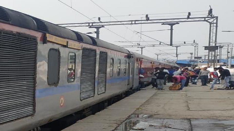Transgender assaulted in Mahakaushal Express train GRP police caught three transgender in agra