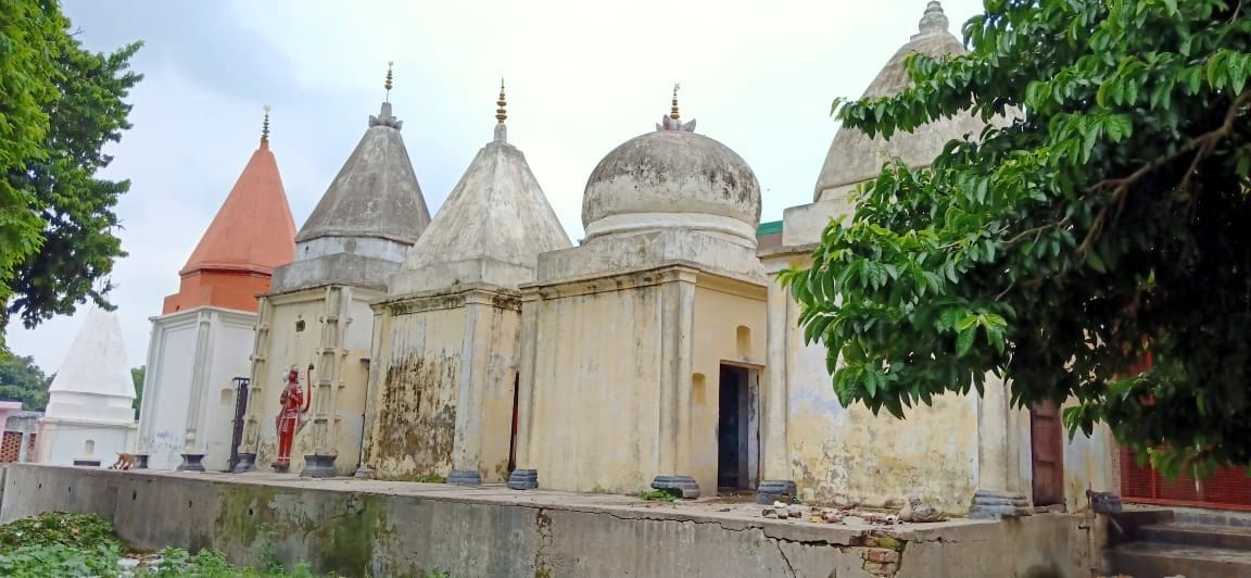 The ancient Parasnath Shiva temple of Madhiaghat is of Mahabharata period.