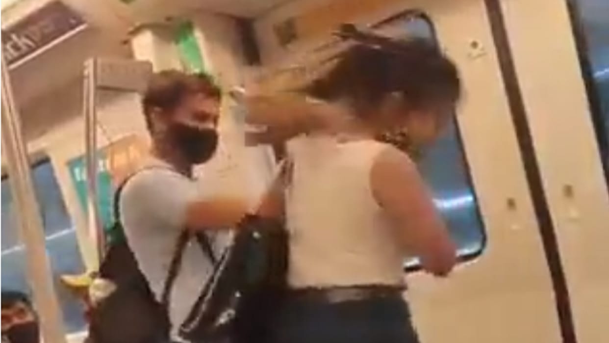 Delhi Metro Viral Video Girl Slapped Boy Inside Coach News in Hindi