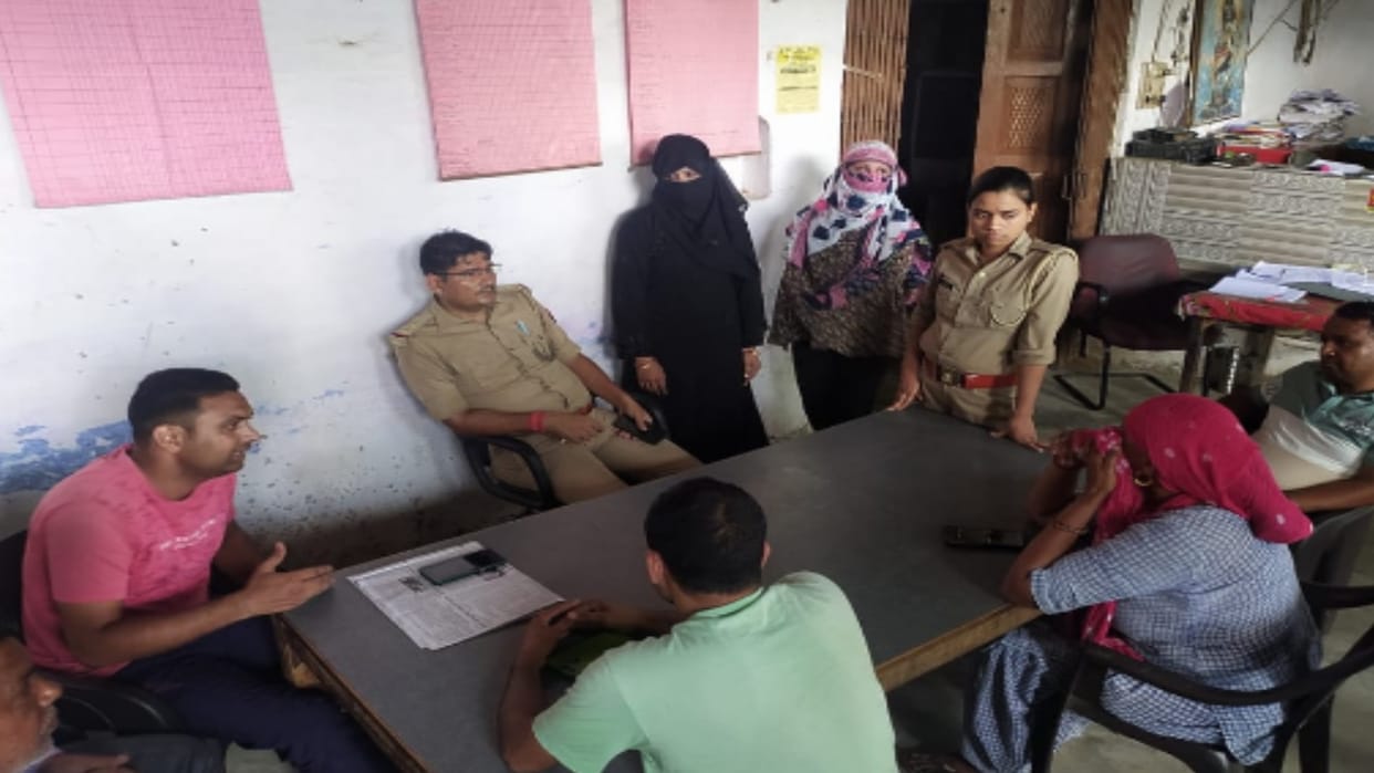 constable husband was cheating on her wife after nine months of marriage in Meerut , wife reached at girlfriend house