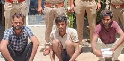 पुलिस गिरफ्त में आरोपी। संवाद
