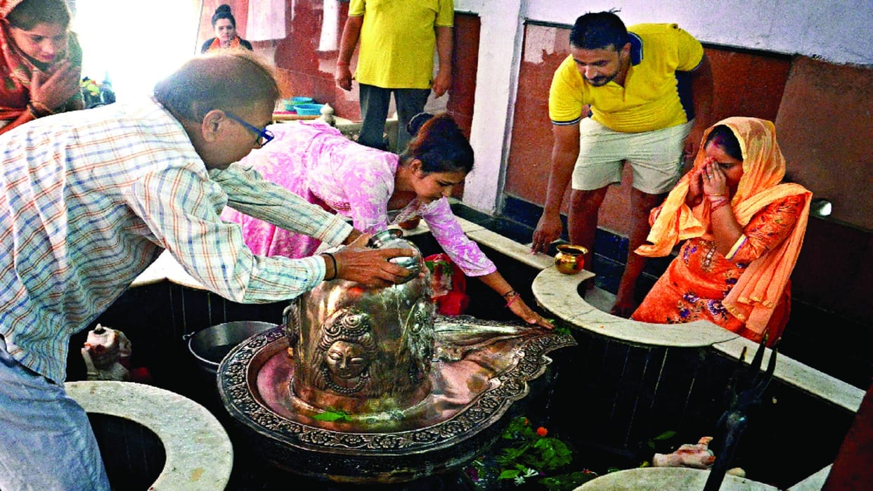 Crowd of devotees gathered in Shiva temples on first day of Sawan