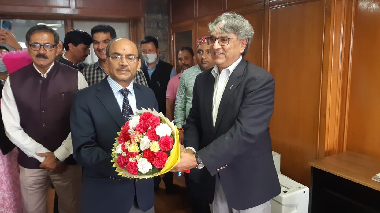 Himachal Pradesh New Chief secretary RD Dhiman Joined office today
