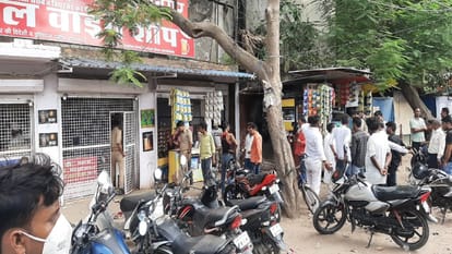 Prayagraj: Bombing on model wine shop, two youths got shrapnel