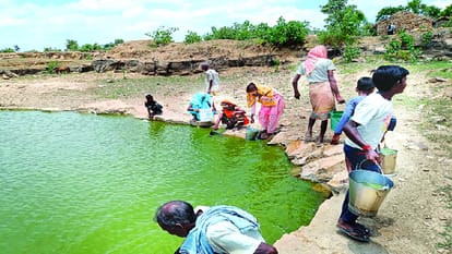 Prayagraj: Severe water crisis in Patha area, drinking water has to be brought from about one kilometer