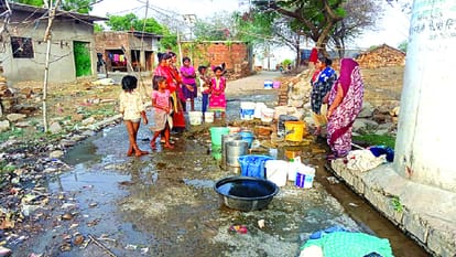 Prayagraj: Severe water crisis in Patha area, drinking water has to be brought from about one kilometer