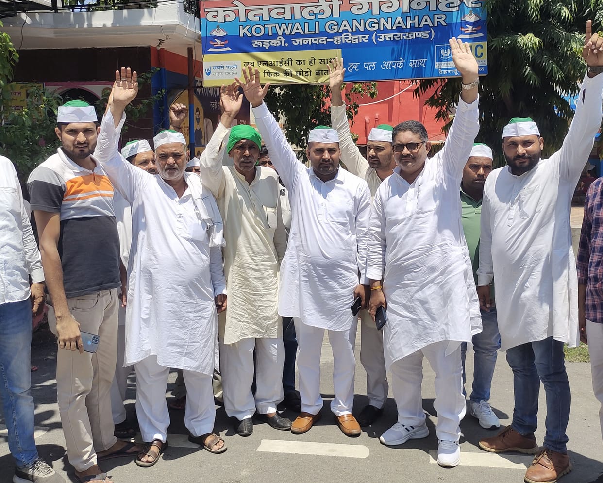 Bhakiyu Tomar's demonstration against the scam in the bank