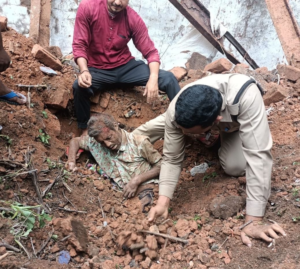 The roof of a dilapidated school collapsed in Roorkee, a laborer buried