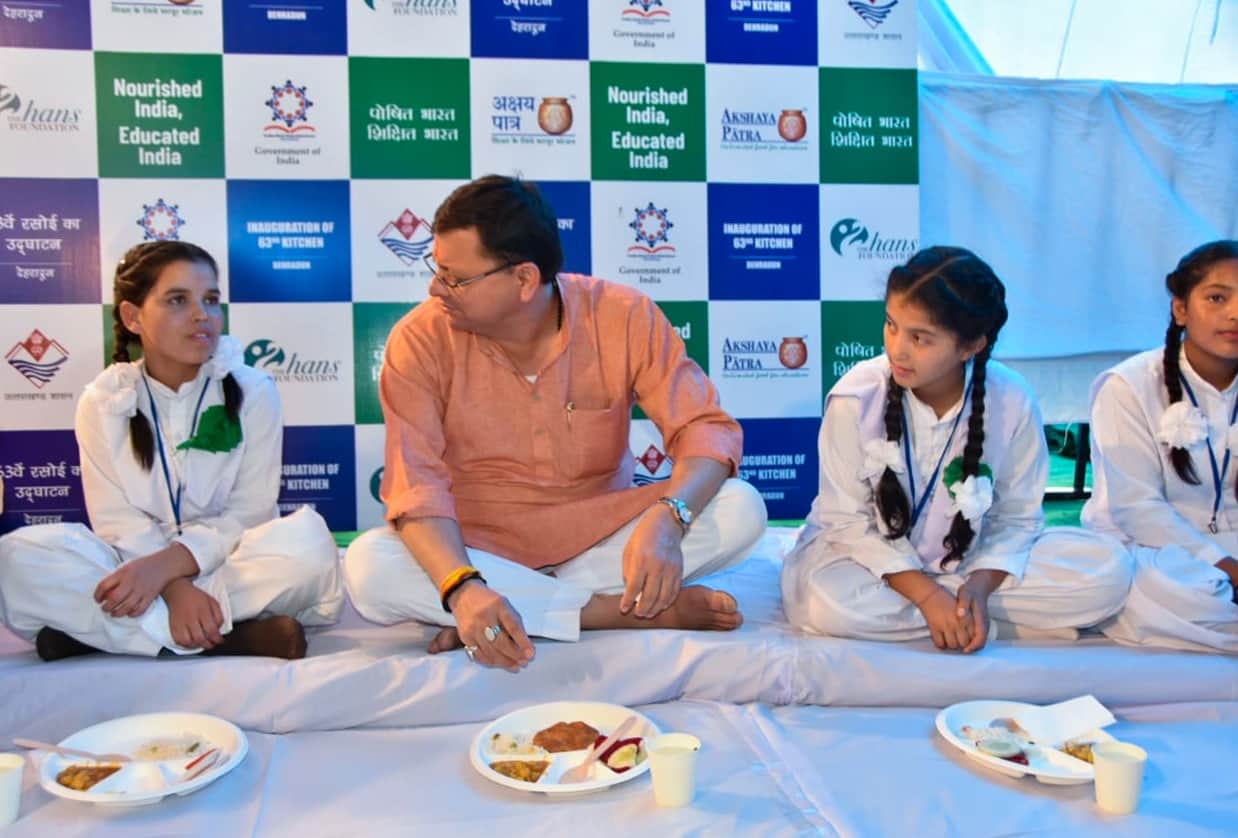 Dehradun news: CM Pushkar singh dhami ate Food with students during centralized mid day meal kitchen inauguration photos