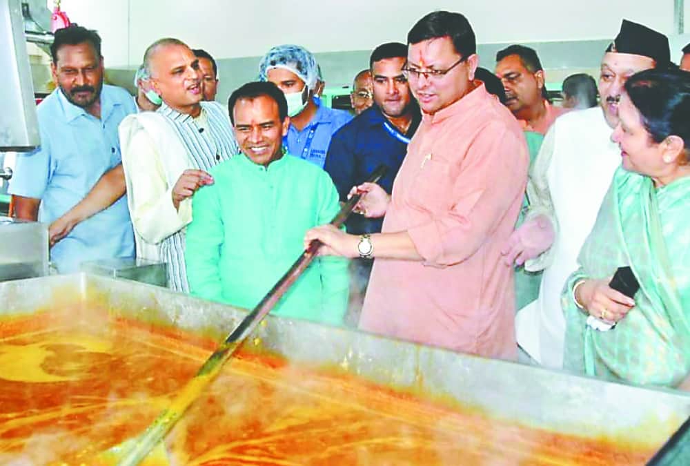 Dehradun news: CM Pushkar singh dhami ate Food with students during centralized mid day meal kitchen inauguration photos