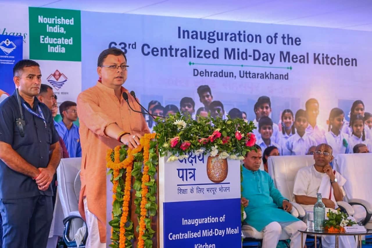 Dehradun news: CM Pushkar singh dhami ate Food with students during centralized mid day meal kitchen inauguration photos