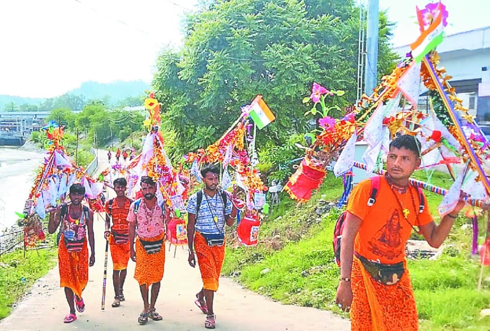 Kanwar Yatra 2022: Noida Youth took Soldier statue in his kanwar photos