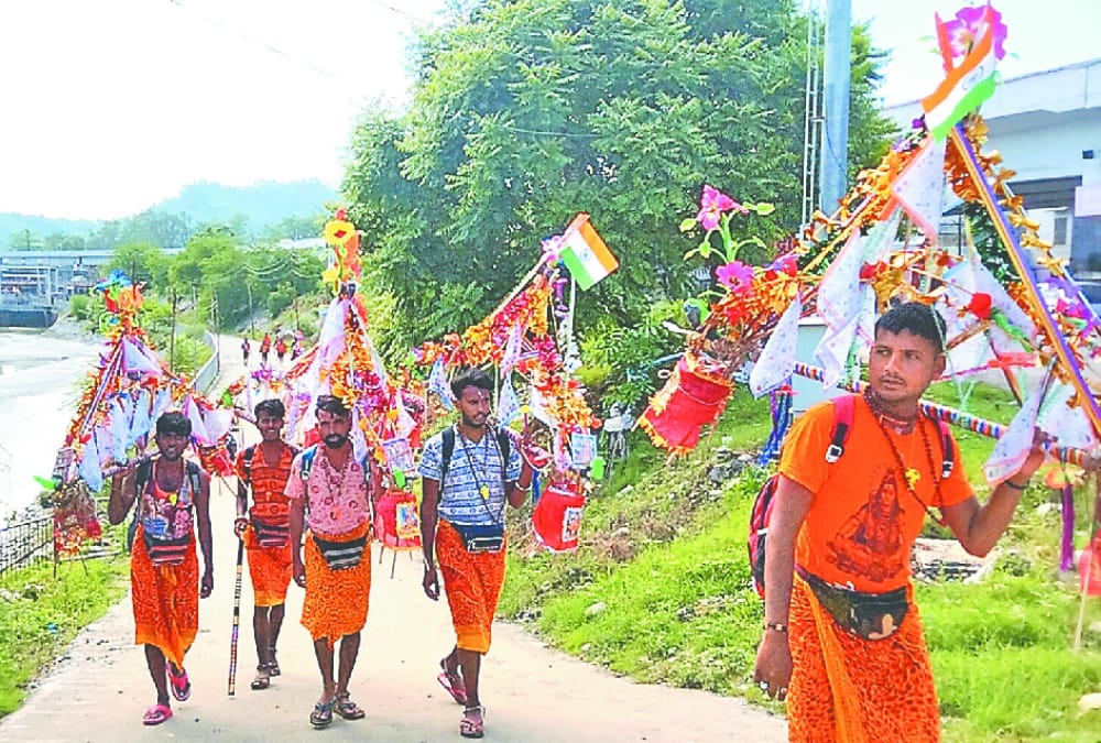 Kanwar Yatra 2022: Noida Youth took Soldier statue in his kanwar photos