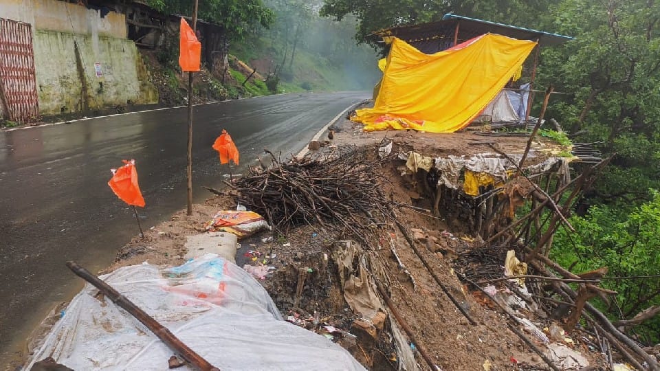 Chhindwara: Due to incessant rains, the soil has sunk near Tultula hill, damage to shops