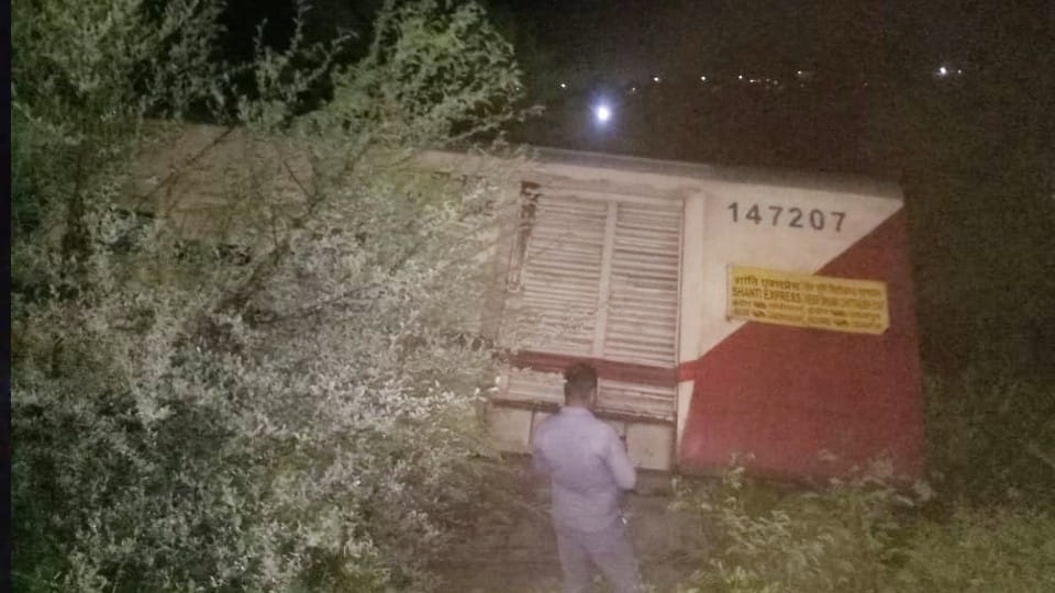 Madhya Pradesh: Indore-Udaipur Express slips back from Ratlam station as soon as the engine is removed, the last coach overturns after going half a kilometer