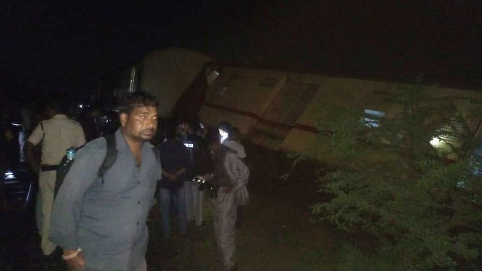 Madhya Pradesh: Indore-Udaipur Express slips back from Ratlam station as soon as the engine is removed, the last coach overturns after going half a kilometer