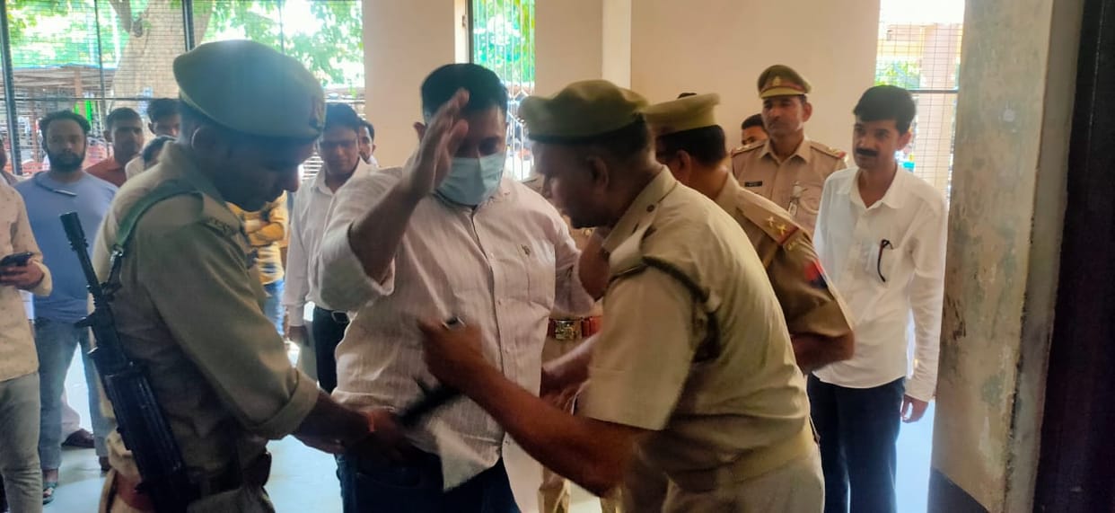 The SP who entered with the pistol was stopped after beeping