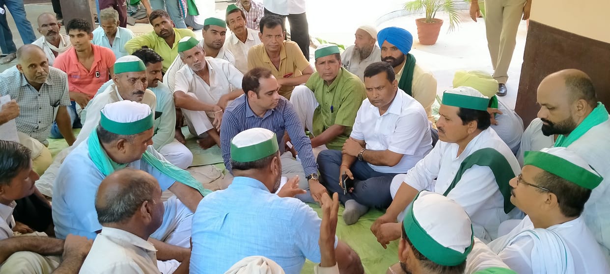 Farmers surrounded SDM and Tehsildar