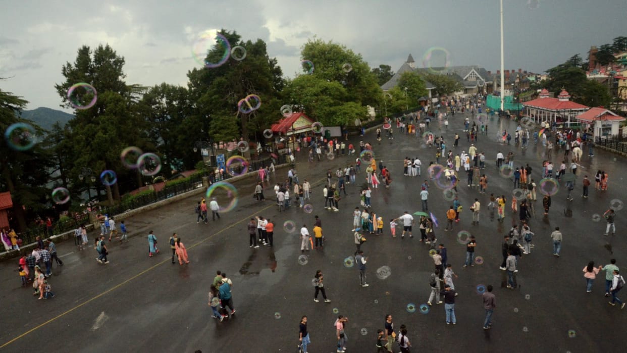 Due to heavy rainfall the movement of tourists on the weekend in Shimla is   decreasing