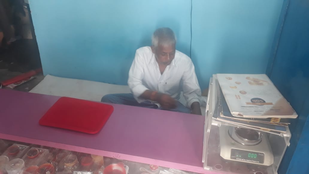 Robbery from jewelery businessman in Varanasi Bike riding miscreants threw chilli powder in  eyes