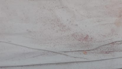 Robbery from jewelery businessman in Varanasi Bike riding miscreants threw chilli powder in  eyes
